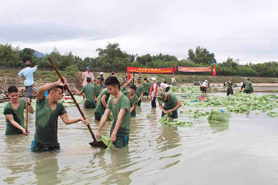 Cán bộ, chiến sĩ Quân đoàn 3 giúp nhân dân khắc phục hậu quả thiên tai. Ảnh: V.H Cán bộ, chiến sĩ Quân đoàn 3 giúp nhân dân khắc phục hậu quả thiên tai. Ảnh: V.H