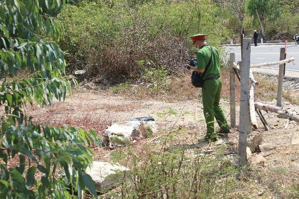 Bên ngoài vali được bọc băng keo kín, trong chứa thi thể nghi là nữ khoảng 25-30 tuổi. Ảnh: P.Linh