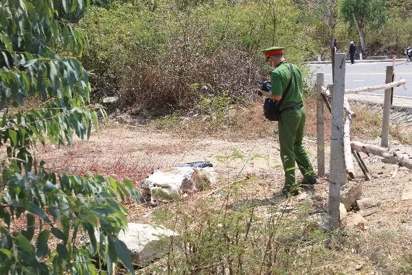Bên ngoài vali được bọc băng keo kín, trong chứa thi thể nghi là nữ khoảng 25-30 tuổi. Ảnh: P.Linh