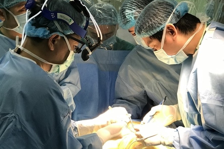 Các bác sĩ trong quá trình phẫu thuật ghép gan cho bệnh nhi. Cả 2 trường hợp đều nhận gan từ bố mẹ ruột. Các bác sĩ trong quá trình phẫu thuật ghép gan cho bệnh nhi. Cả 2 trường hợp đều nhận gan từ bố mẹ ruột.