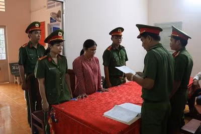  Cơ quan Cảnh sát điều tra Công an tỉnh Trà Vinh thi hành các quyết định đối với Bùi Thị Kim Dung. Ảnh: Công an Trà Vinh