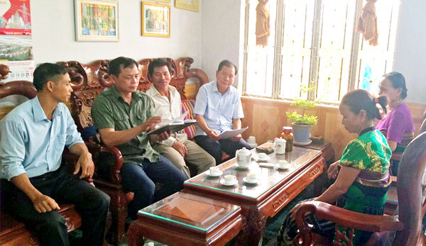 Ban đại diện Hội Khuyến học dòng họ Vi họp bàn kế hoạch khen thưởng. Ảnh: V.C