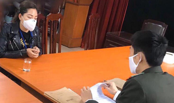  Công an làm việc với chị T.T.Q về hành vi đăng tải thông tin sai sự thật - Ảnh: Công an cung cấp