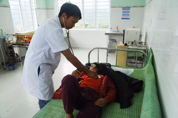 Nhân viên y tế khám bệnh cho người dân tại trạm xá - Ảnh: L.TR.