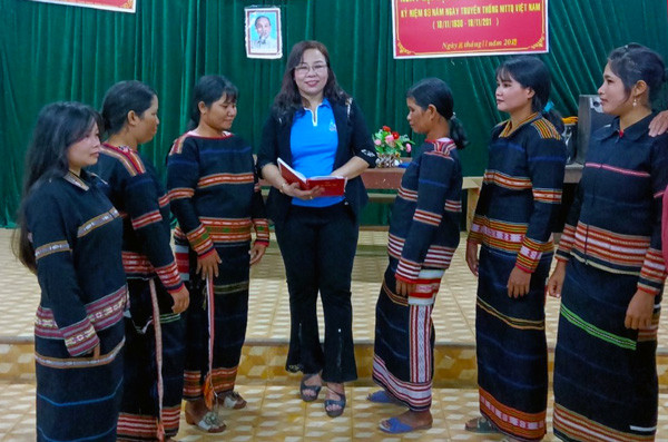 Chủ nhiệm CLB phổ biến các văn bản pháp luật mới cho các thành viên. Ảnh: A.H