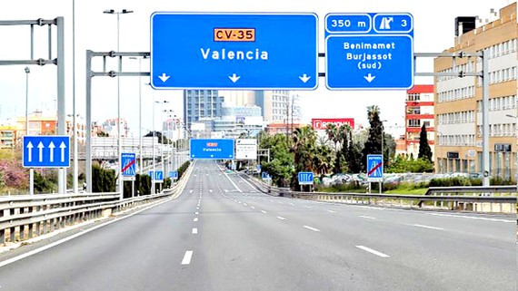  Đường phố Tây Ban Nha vắng vẻ trong mùa dịch Covid-19