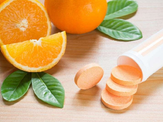 Nạp quá nhiều vitamin C có thể khiến nước tiểu ngã sang màu cam tươi/ Ảnh minh họa: Shutterstock