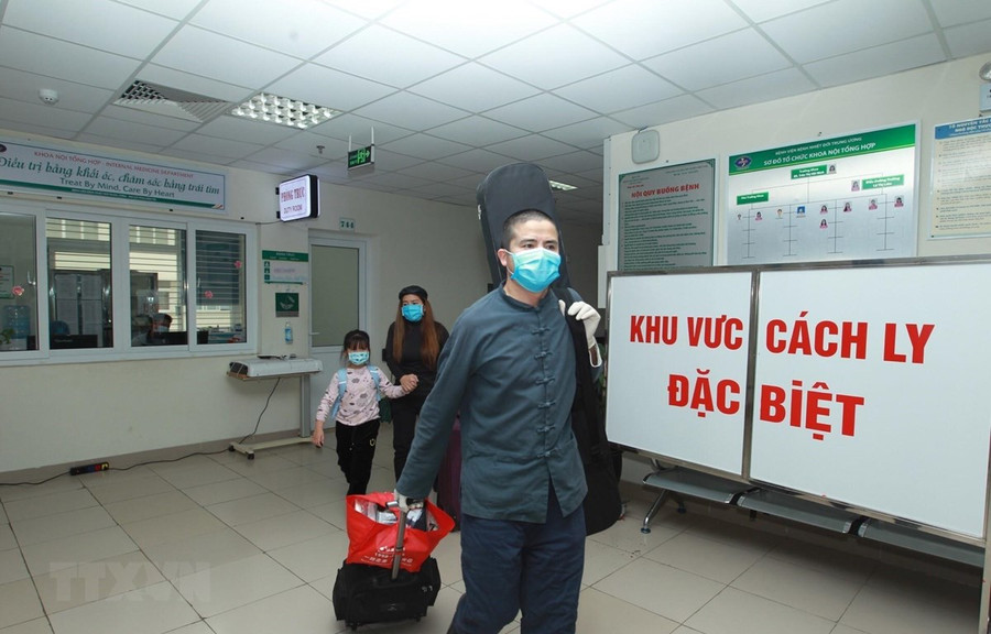 Niềm vui của một người được trở về nhà từ khu cách ly của Bệnh viện Bệnh nhiệt đới Trung ương. (Ảnh: Minh Quyết/TTXVN) Niềm vui của một người được trở về nhà từ khu cách ly của Bệnh viện Bệnh nhiệt đới Trung ương. (Ảnh: Minh Quyết/TTXVN)