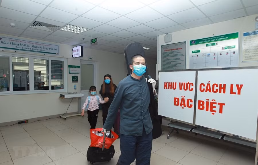 Niềm vui của một người được trở về nhà từ khu cách ly của Bệnh viện Bệnh nhiệt đới Trung ương. (Ảnh: Minh Quyết/TTXVN)