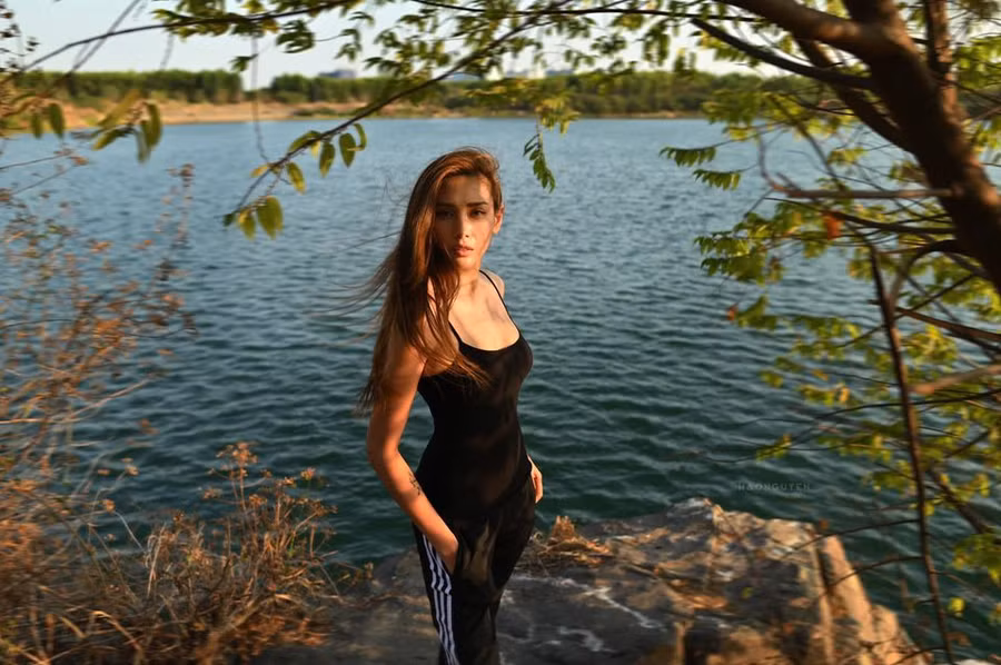 Hồ nước trong khuôn viên khu cách ly là địa điểm chụp ảnh lý tưởng giúp siêu mẫu Võ Hoàng Yến khoe vóc dáng gợi cảm dưới nắng chiều tà. 
