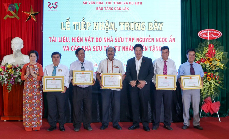 UBND tỉnh Đăk Lăk tặng bằng khen cho 5 nhà sưu tập có nhiều đóng góp đối với công tác bảo tồn văn hóa.
