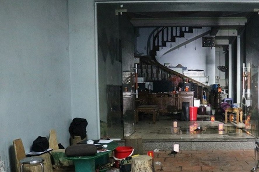 Ngọn lửa bùng phát từ tầng 1 của ngôi nhà. Ảnh: CACC Ngọn lửa bùng phát từ tầng 1 của ngôi nhà. Ảnh: CACC