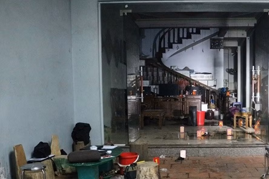 Ngọn lửa bùng phát từ tầng 1 của ngôi nhà. Ảnh: CACC