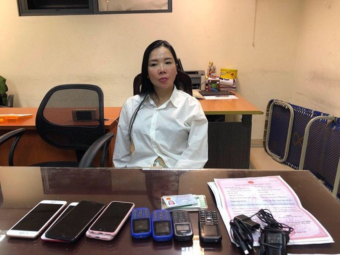  Nguyễn Thị Mai Anh cùng tang vật tại cơ quan công an