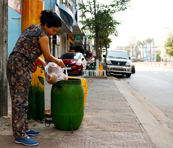 Người dân đã ý thức được việc phân loại rác thải sinh hoạt của gia đình trước khi bỏ vào thùng. Ảnh: N.S