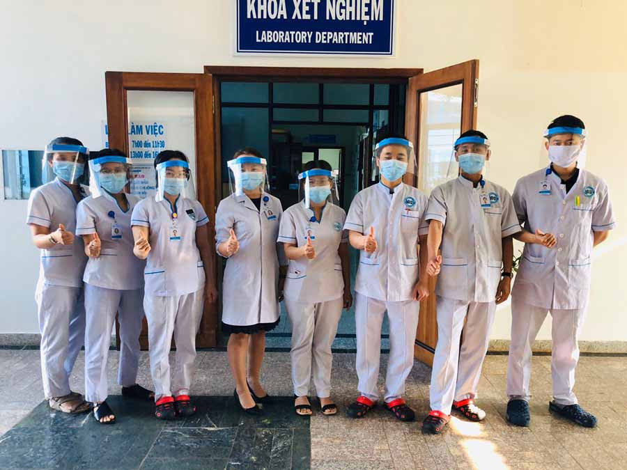 Khoa Xét nghiệm của Bệnh viện ĐHYD Hoàng Anh Gia Lai vừa đưa vào sử dụng mặt nạ ngăn giọt bắn tự làm để phòng chống dịch Covid-19