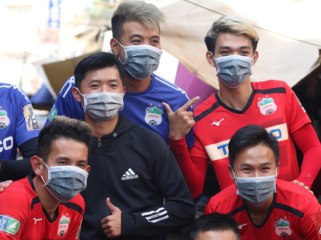 Các cầu thủ HAGL trong lần phát động đi phát khẩu trang, giúp nâng cao ý thức người dân Pleiku phòng chống dịch Covid-19. Ảnh: Minh Trần