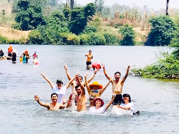 Người dân vui chơi, tắm mát tại ngã ba sông Pô Cô. Ảnh: H.L