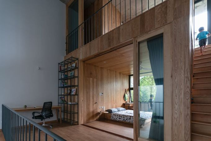Hai tầng còn lại của nhà dành cho các phòng ngủ. Để tạo cảm giác rộng rãi, tăng sáng và đối lưu khí, kiến trúc sư không dùng tường ngăn mà thay bằng hệ cửa gỗ kính trượt có rèm. Hai tầng còn lại của nhà dành cho các phòng ngủ. Để tạo cảm giác rộng rãi, tăng sáng và đối lưu khí, kiến trúc sư không dùng tường ngăn mà thay bằng hệ cửa gỗ kính trượt có rèm.