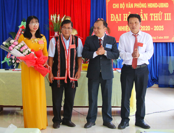 Ông Huỳnh Minh Thuận-Bí thư Huyện ủy Chư Pưh (thứ 2 từ phải sang) tặng hoa chúc mừng chi ủy chi bộ Văn phòng HĐND-UBND huyện nhiệm kỳ 2020-2025. Ảnh: T.N