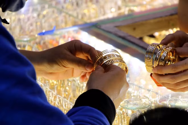 Giá vàng trong nước vẫn rất cao dù vàng thế giới giảm mạnh - Ảnh: Khả Hòa Giá vàng trong nước vẫn rất cao dù vàng thế giới giảm mạnh - Ảnh: Khả Hòa