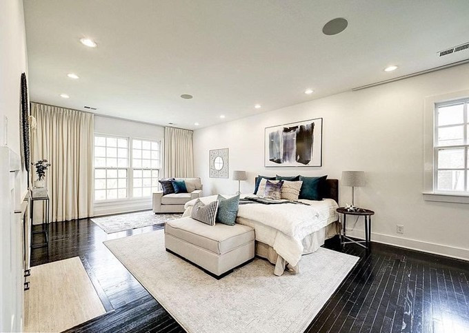 Nhà của Bằng Lăng có 5 phòng ngủ được bố trí rải rác để đảm bảo sự riêng tư cho mỗi thành viên trong gia đình.