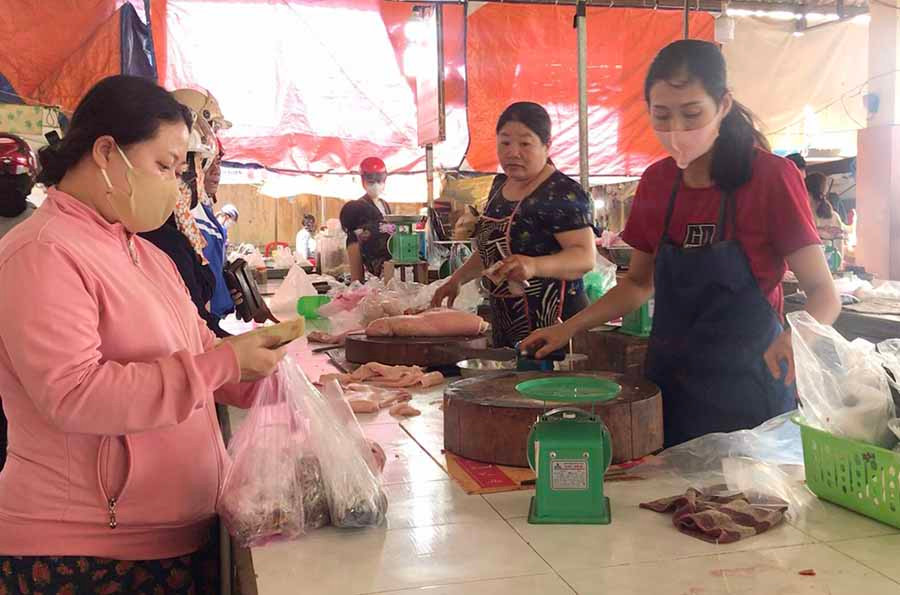 Mới 9 giờ sáng mà toàn bộ các sạp bán thịt, cá tại chợ Hoa Lư đã hết hàng. Ảnh: Vũ Thảo Ảnh: Vũ Thảo