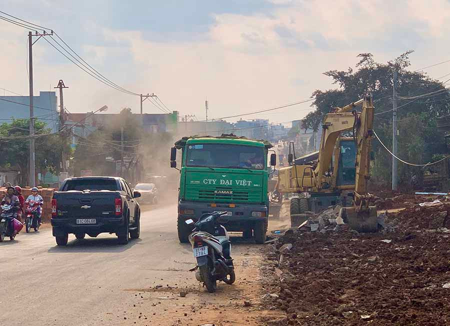 Dự án nâng cấp, mở rộng mặt đường Cách Mạng Tháng Tám (TP. Pleiku) đang đẩy nhanh tiến độ thi công. Ảnh: Hà Duy