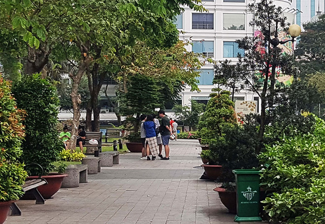 Nhóm khách Nhật Bản trao đổi với PV Thanh Niên về việc bị tài xế taxi “chặt chém”. Ảnh: Trác Rin