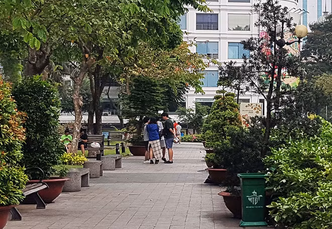 Nhóm khách Nhật Bản trao đổi với PV Thanh Niên về việc bị tài xế taxi “chặt chém”. Ảnh: Trác Rin