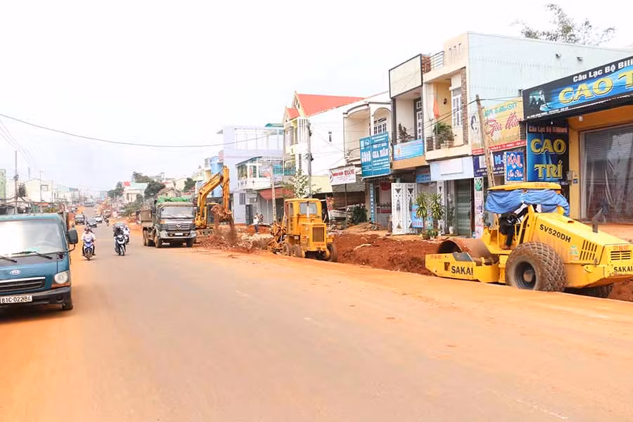 Dự án nâng cấp, mở rộng đường Cách Mạng Tháng Tám đang được gấp rút triển khai thi công. Ảnh: T.S