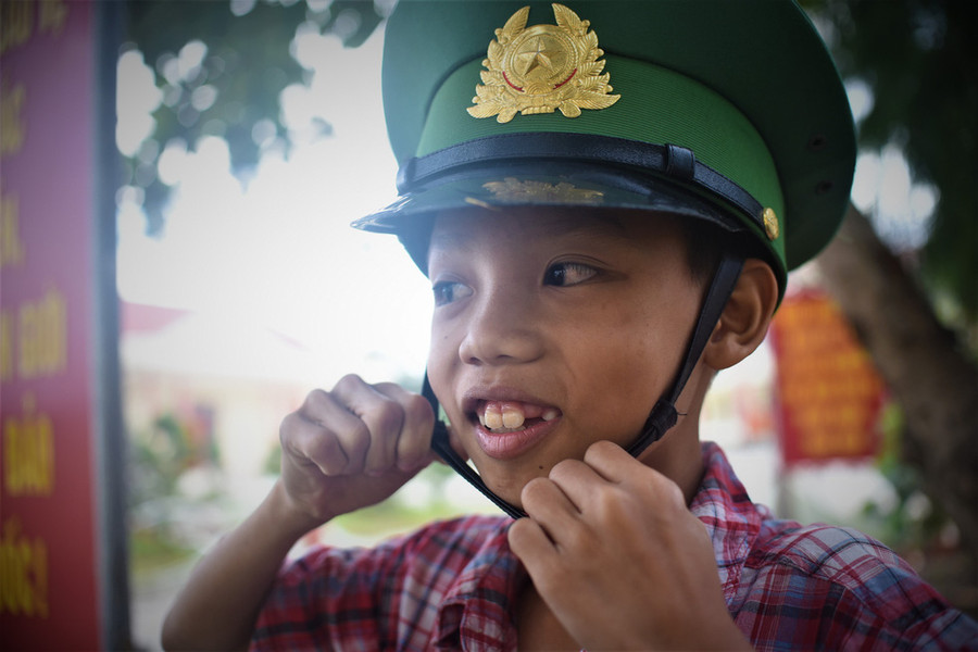 Thanh chia sẻ rằng mình ao ước lớn lên sẽ trở thành một chiến sĩ biên phòng để có thể được ở gần các anh, các chú tại Đồn Biên phòng Tuy Hòa - Ảnh: LÂM THIÊN