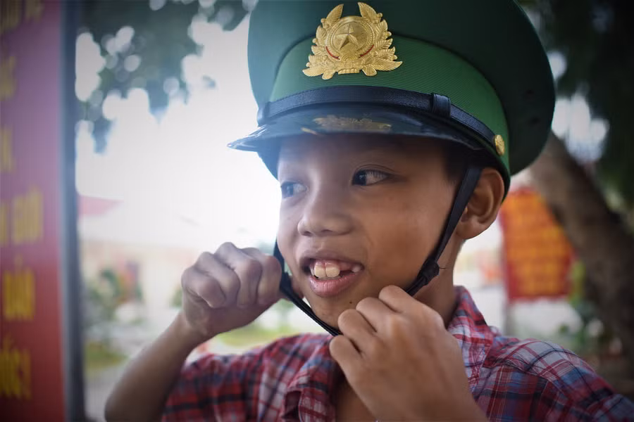 Thanh chia sẻ rằng mình ao ước lớn lên sẽ trở thành một chiến sĩ biên phòng để có thể được ở gần các anh, các chú tại Đồn Biên phòng Tuy Hòa - Ảnh: LÂM THIÊN