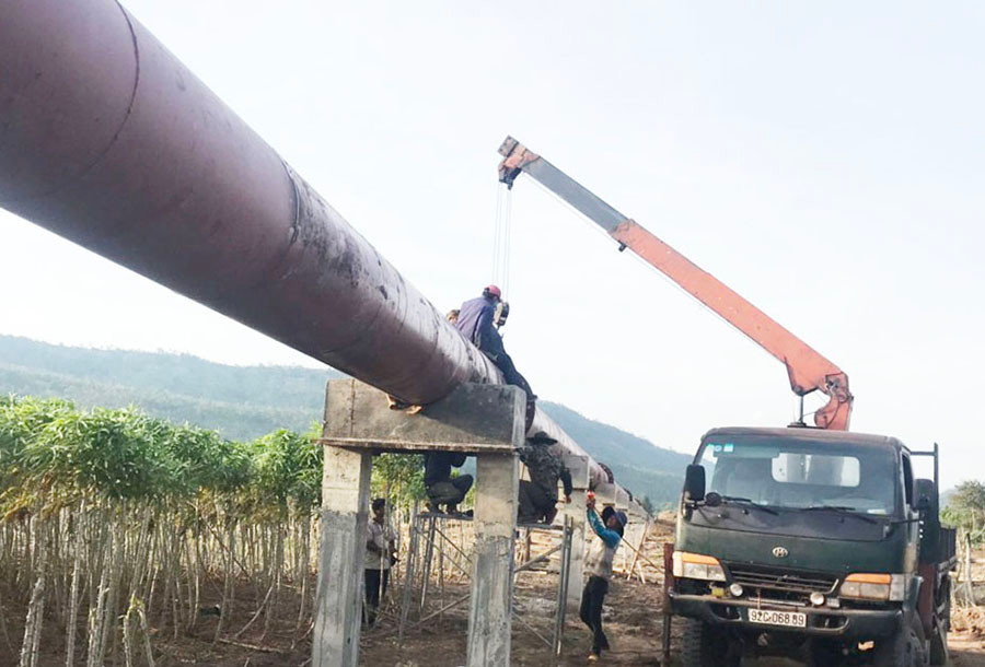 Lắp đặt đường ống dẫn nước từ công trình thủy lợi Pleikeo về cánh đồng xã Ayun (huyện Chư Sê, Gia Lai). Ảnh: Minh Nguyễn  Lắp đặt đường ống dẫn nước từ công trình thủy lợi Pleikeo về cánh đồng xã Ayun (huyện Chư Sê, Gia Lai). Ảnh: Minh Nguyễn