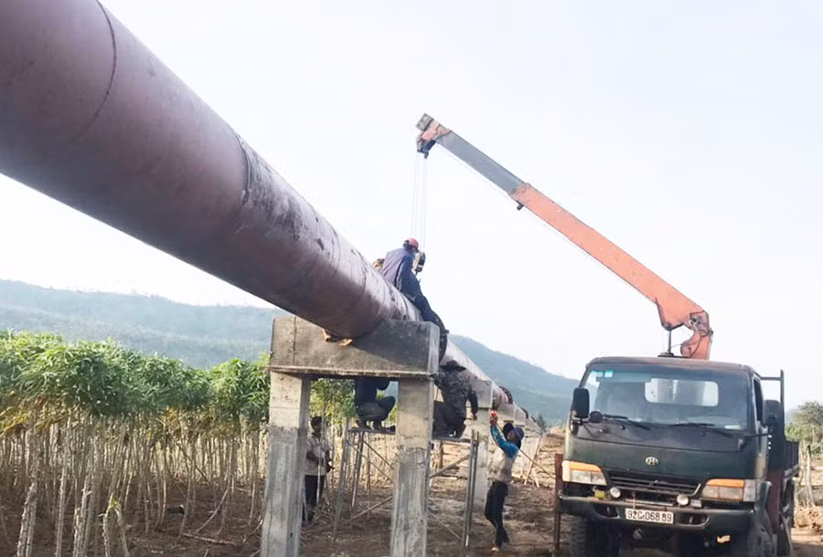  Lắp đặt đường ống dẫn nước từ công trình thủy lợi Pleikeo về cánh đồng xã Ayun (huyện Chư Sê, Gia Lai). Ảnh: Minh Nguyễn