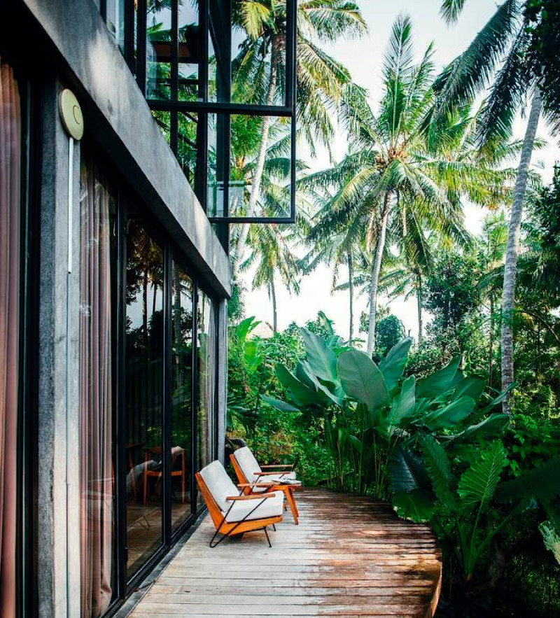 Cây xanh ôm trọn khu vực ban công, mang con người đến gần hơn với thiên nhiên.