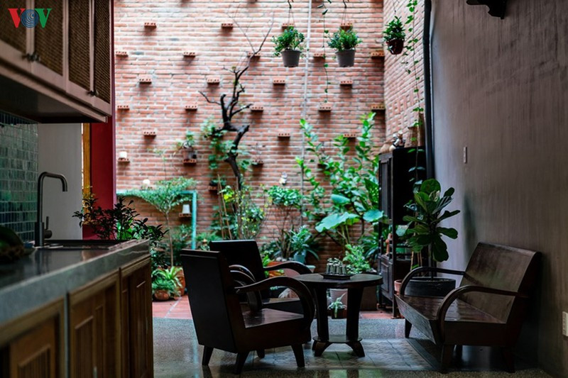 Phòng khách được đẩy ra phía sau nhà, ở đó có một khoảng sân. Đây là một không gian mở, là điểm nhấn của ngôi nhà.