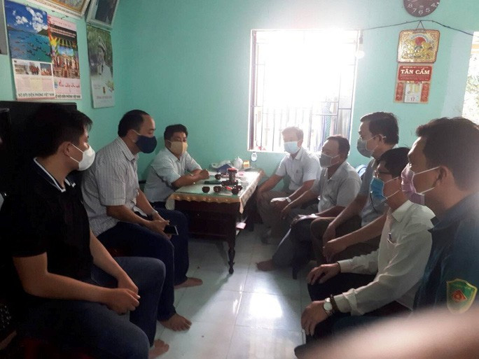 Cán bộ xã Bình Đông đến nhà ông Huỳnh Tấn Thư vận động gia đình tạm hoãn lễ cưới cho con. Ảnh: T.Vũ Cán bộ xã Bình Đông đến nhà ông Huỳnh Tấn Thư vận động gia đình tạm hoãn lễ cưới cho con. Ảnh: T.Vũ