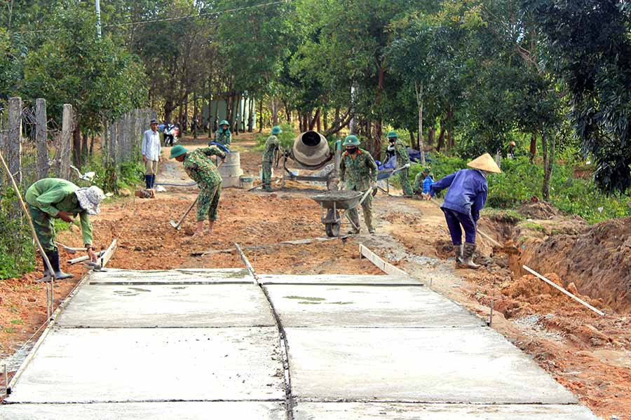 Giúp dân làm đường giao thông nông thôn. Ảnh: Ngọc Sang Giúp dân làm đường giao thông nông thôn. Ảnh: Ngọc Sang