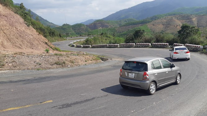  Quốc lộ 26 nối Đắk Lắk với Khánh Hòa lòng đường chật hẹp, mất nhiều thời gian di chuyển. Ảnh: CAO NGUYÊN