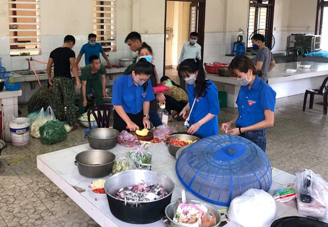 Những 'bông hoa áo xanh tình nguyện' tham gia chuẩn bị bữa ăn cho người cách ly tại Trường Quân sự tỉnh Thừa Thiên- Huế. Ảnh: Lê Phương