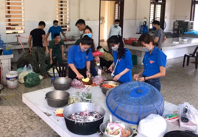 Những 'bông hoa áo xanh tình nguyện' tham gia chuẩn bị bữa ăn cho người cách ly tại Trường Quân sự tỉnh Thừa Thiên- Huế. Ảnh: Lê Phương
