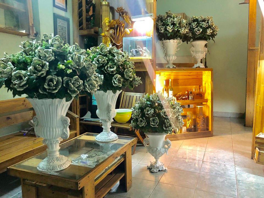 Mỗi chậu hoa hồng làm bằng đồng 2 USD có giá khoảng 14 triệu đồng. Ảnh: Q.D Mỗi chậu hoa hồng làm bằng đồng 2 USD có giá khoảng 14 triệu đồng. Ảnh: Q.D