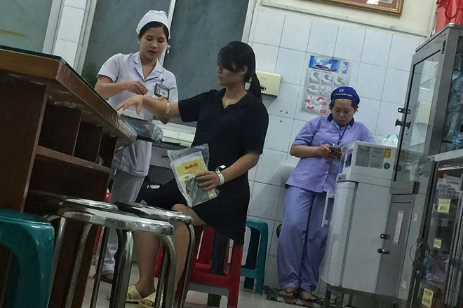 Khi đi đẻ, tôi phải tự làm thủ tục, ký các loại giấy tờ trong đêm khiến tâm trạng rất căng thẳng. Ảnh: Trung Du