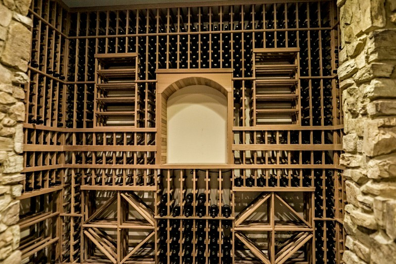 Tủ rượu khổng lồ mang những đường nét cổ điển, mộc mạc. Tủ rượu khổng lồ mang những đường nét cổ điển, mộc mạc.