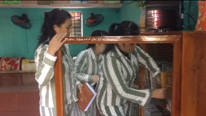 Nguyễn Thị Hồng sắp xếp, kiểm tra lại tủ sách trong buồng giam của Trại giam Ngọc Lý.