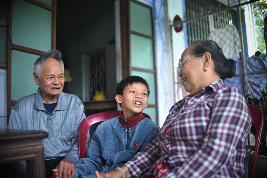 Đến cuối tuần, Thanh lại được các chiến sĩ chở về thăm ông bà ngoại. Mỗi khi về thăm ngoại, cậu bé lại ríu rít nói cười, kể về những anh chị trong Đồn Biên phòng Tuy Hòa - Ảnh: LÂM THIÊN