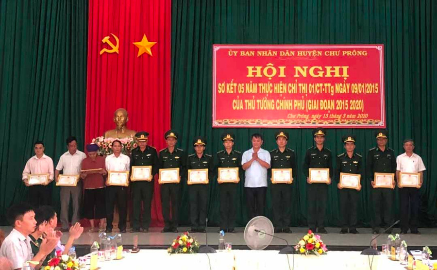 Chủ tịch UBND huyện Chư Prông khen thưởng cho các cá nhân. Ảnh: Anh Huy