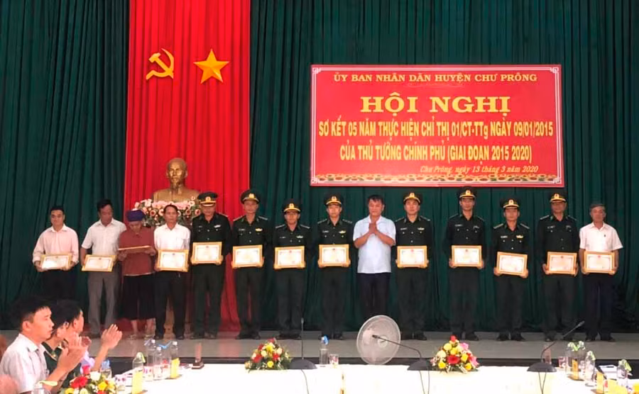 Chủ tịch UBND huyện Chư Prông khen thưởng cho các cá nhân. Ảnh: Anh Huy