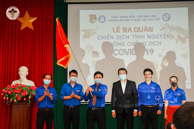 Lễ xuất quân tham gia tình nguyện phòng chống dịch Covid-19 của Trường ĐH Y Dược Huế. Ảnh: Y.D